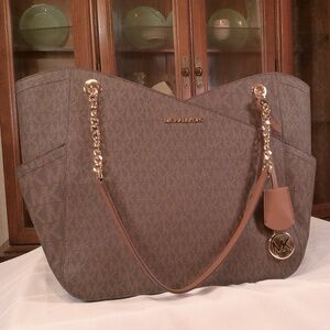 LKNW Michael Kors Signature Lg Chain Shoulder Bag GoldTone Accents(No Call Outs)